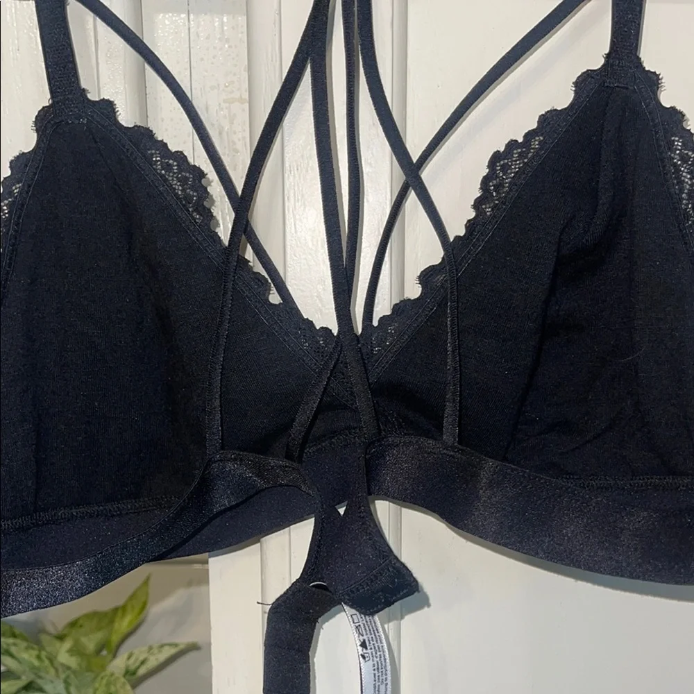Elegant Black Lace Strappy Bralette‎